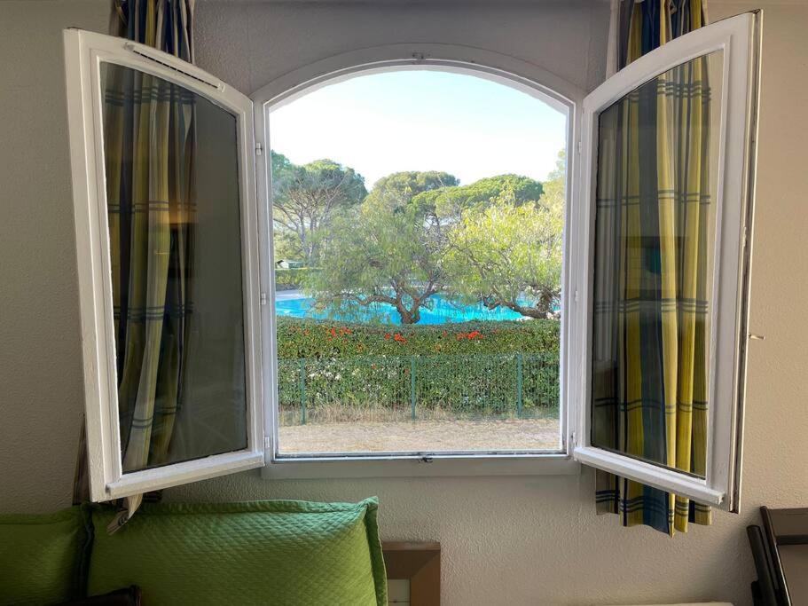 Bel Appartement Vue Sur Piscine 1 Chambre Fermee Et 1 Espace Cabine Saint-Raphael  Luaran gambar