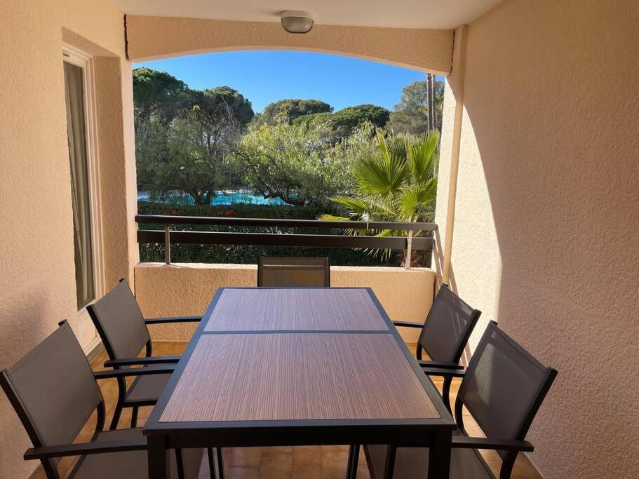 Bel Appartement Vue Sur Piscine 1 Chambre Fermee Et 1 Espace Cabine Saint-Raphael  Luaran gambar